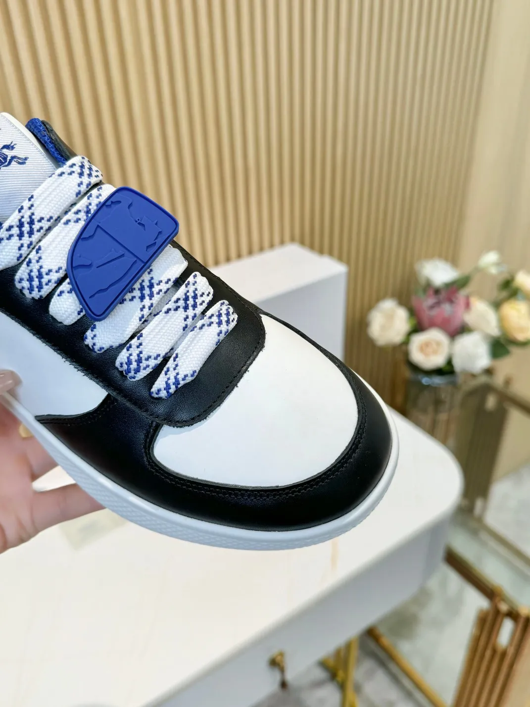 Men's men's shoes 💰560 Burberry's 2024 hot model is released. After three years, the classic plaid returns. It is versatile and decorated with worsted Burberry plaid pattern. Featuring a mesh lining and checkered laces, the rubber sole features the archive Burberry monogram. From Burberry's iconic collection, these wardrobe staples are interpreted with the brand's signature style.   ✅Fabric: classic cotton + silk cowhide ✅Lining: original board lining, silk cowhide lining ✅Outsole: TPU ✅Color: black/white ✅Code number: 35-45 for men and women (35, 45 customized)